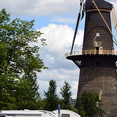 Les moulins qui dominent les rues de Schiedam 