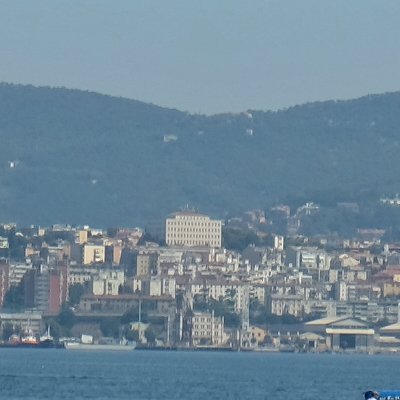 La vie à Muggia en face du port de Trieste